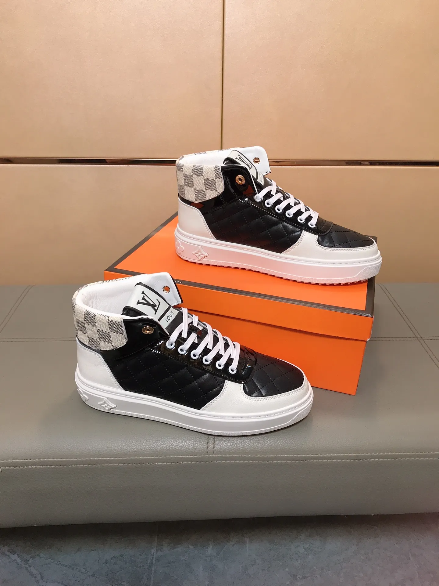 Factory price 400 👟👟🤝 (LV Louis Vuitton) New Korean style high-top casual shoes for men [Proud] hot style, imported cowhide with original printing, genuine leather lining, wear-resistant and non-slip rubber outsole. If you are still worried about wearing matching shoes, then these shoes are your best choice! Code number: 38-44